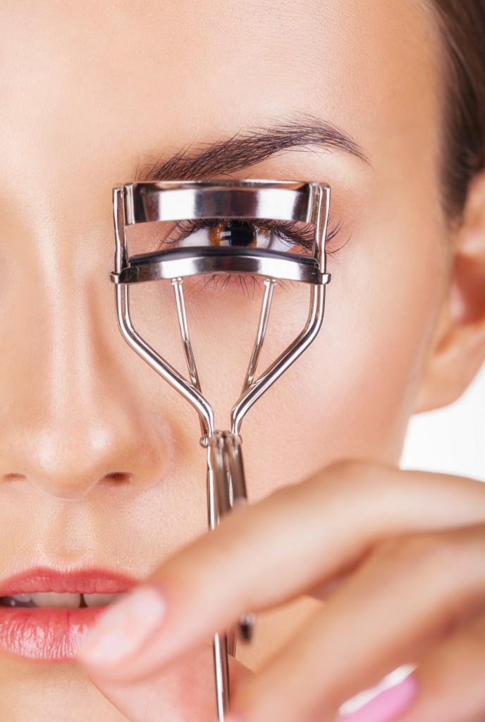 Choose the Best Eyelash Curler Mechanical or Heated